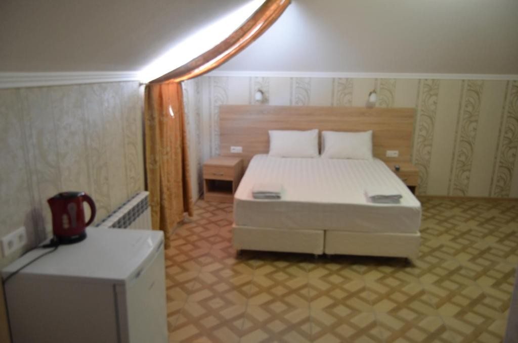 Трехместный (Бюджетный трехместный номер) мини-гостиницы Леона, Кабардинка