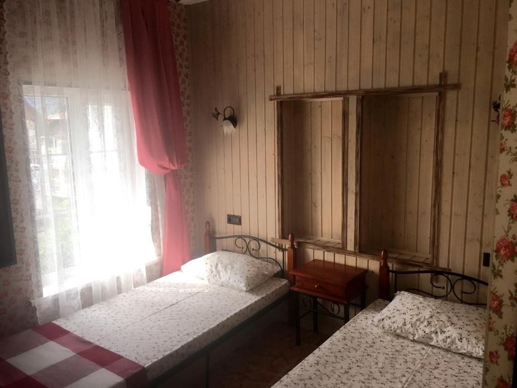 Двухместный (Двухместный номер с 2 отдельными кроватями и ванной комнатой) мини-отеля Семья, Кабардинка