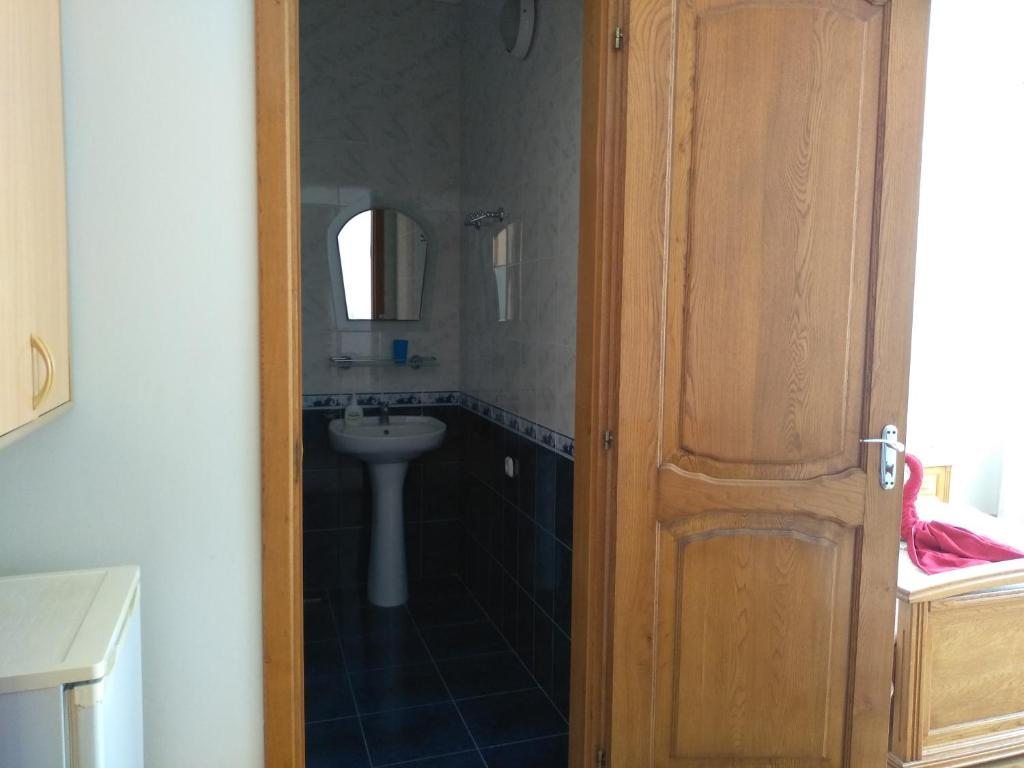 Трехместный (Трехместный номер с собственной ванной комнатой) гостевого дома Олимпийский, Кабардинка