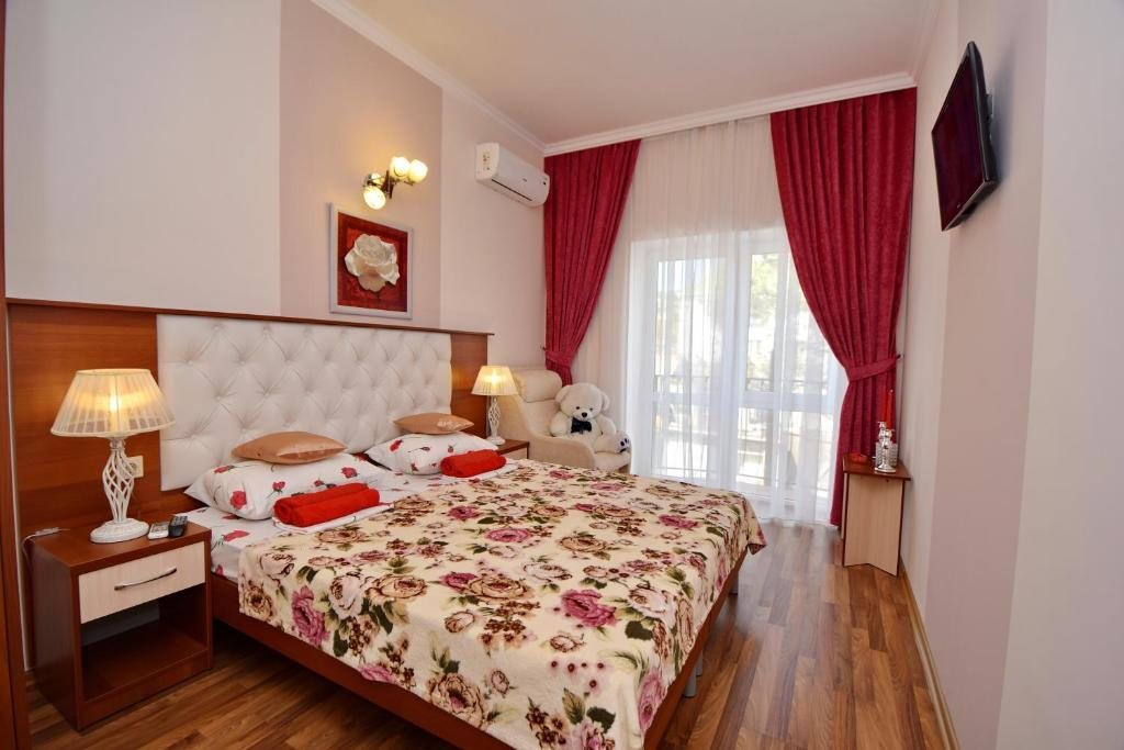 Двухместный (Двухместный номер с 1 кроватью и балконом (для 2 взрослых и 1 ребенка)) гостевого дома Прага, Кабардинка