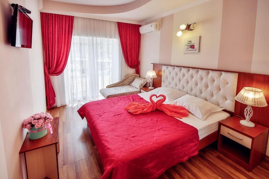 Двухместный (Двухместный номер с 1 кроватью или 2 отдельными кроватями и французским балконом) гостевого дома Прага, Кабардинка