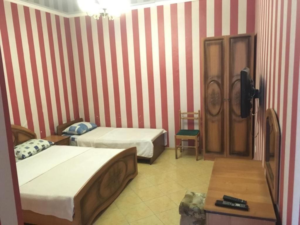 Трехместный (Трехместный номер с ванной комнатой) гостевого дома У Гаяне, Кабардинка