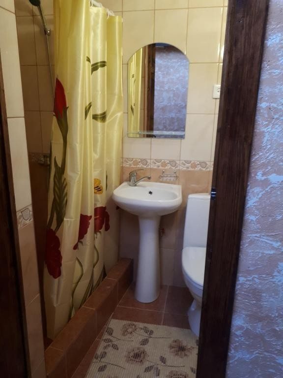Двухместный (Двухместный номер с 2 отдельными кроватями и собственной ванной комнатой) гостевого дома Уютный Уголок, Кабардинка