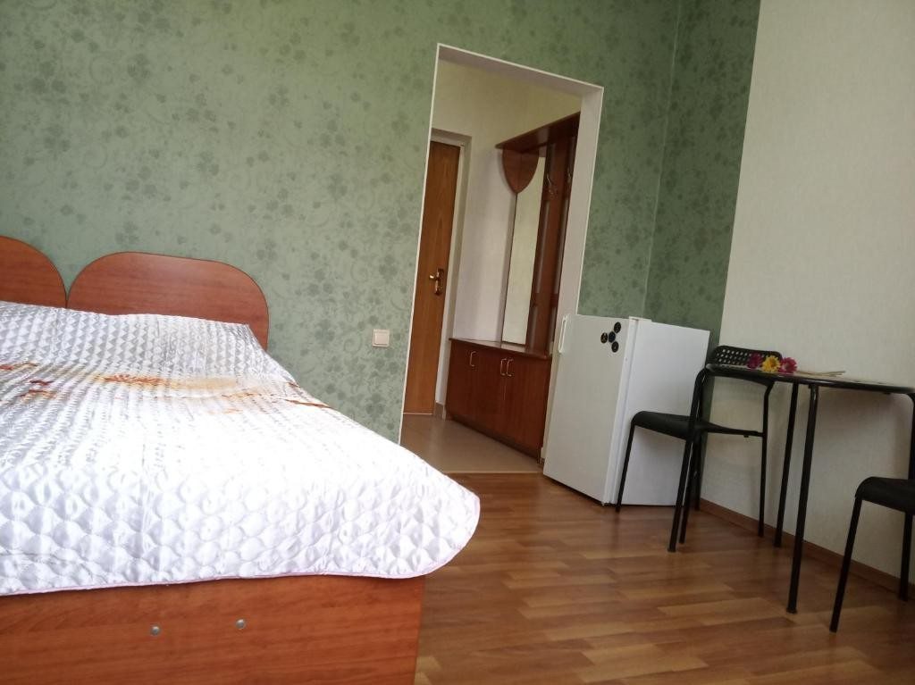 Двухместный (Стандартный двухместный номер с 1 кроватью или 2 отдельными кроватями и балконом) гостевого дома Уютный, Кабардинка