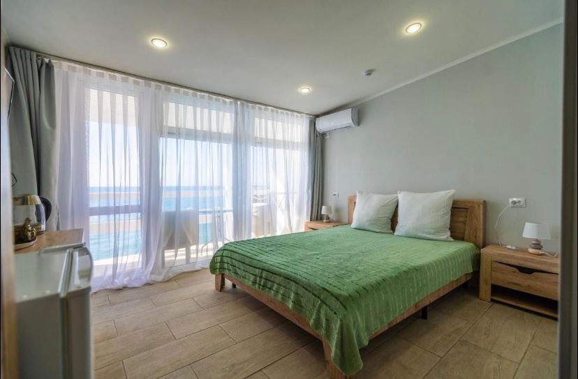 Двухместный (Двухместный номер с балконом и видом на море с 1 двуспальной кроватью) отеля Вокруг Света, Адлер