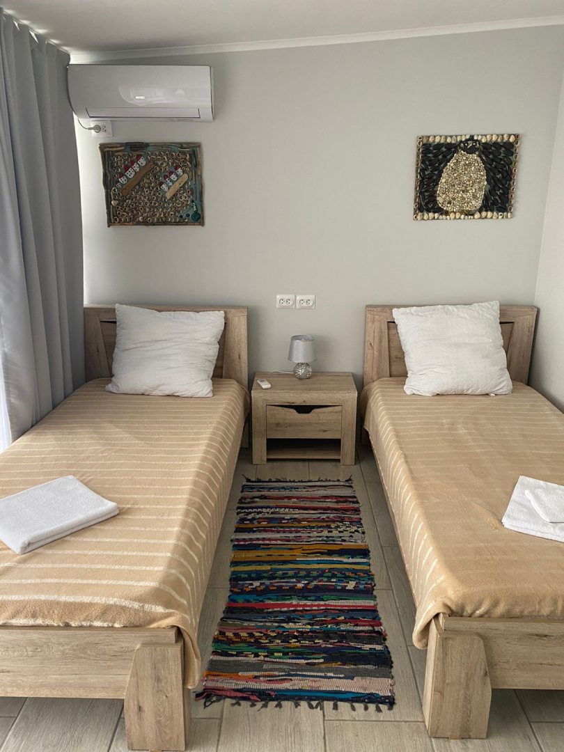 Двухместный (Двухместный номер с балконом и видом на море с 2 отдельными кроватями) отеля Вокруг Света, Адлер