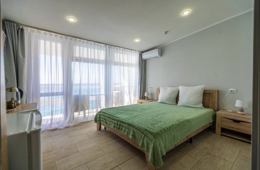 Двухместный (Улучшенный двухместный номер с балконом и видом на море с 1 двуспальной кроватью) отеля Вокруг Света, Адлер
