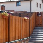 Своя ухоженная территория, Отель Village House