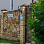 Своя ухоженная территория, Отель Village House