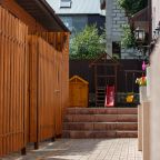 Своя ухоженная территория, Отель Village House