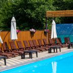 Своя ухоженная территория, Отель Village House