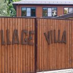 Своя ухоженная территория, Отель Village House
