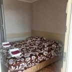 В номере расположены две односпальные кровати и тумбы