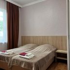 Три отдельные кровати, тумбочки