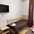 Одна полутороспальная кровать,телевизор, кондиционер