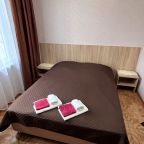 Одна двухспальная кровать,прикроватные тумбы