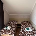 В номере расположены две односпальные кровати, тумба