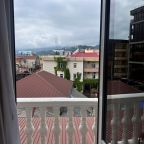 Отдельный балкон с видом на гору Ахун