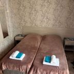 В номере две односпальные кровати, прикроватные тумбочки
