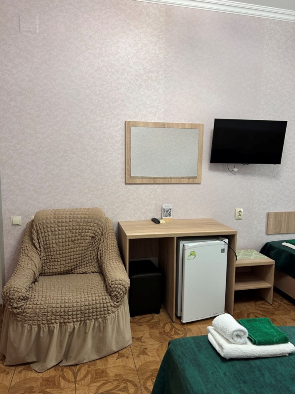 Стол,холодильник,туфик,кресло,зеркало,телевизор,