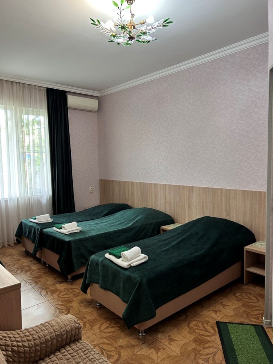 4 спальных места, тумбочки,кондиционер