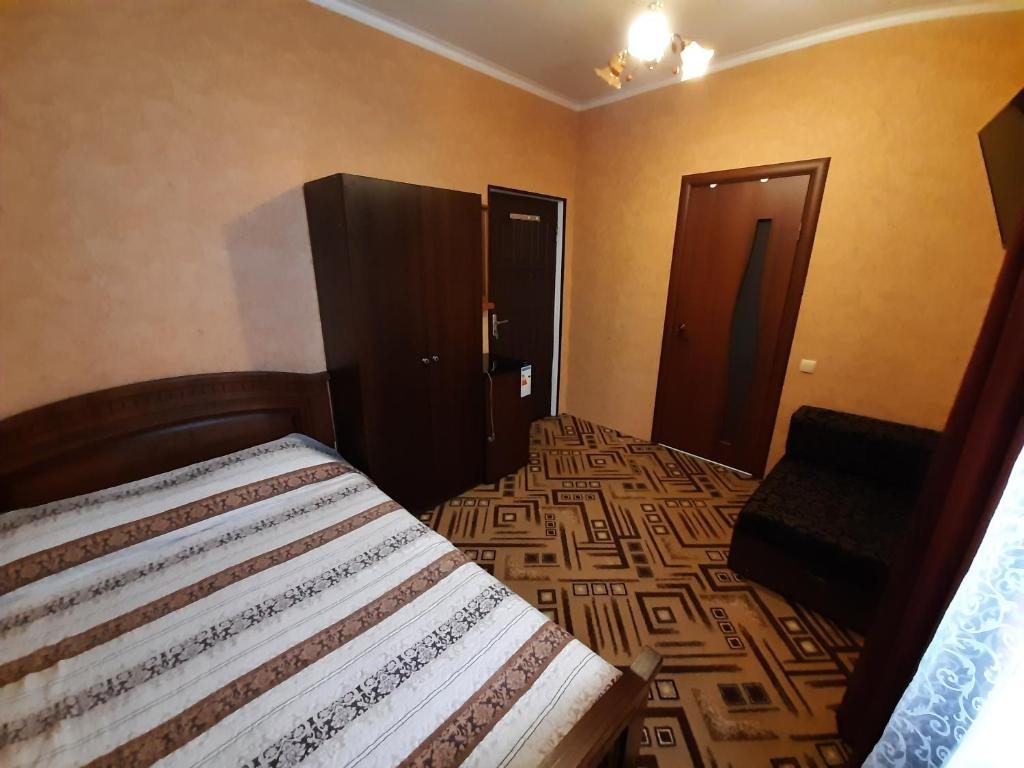 Двухместный (Двухместный номер с двуспальной кроватью и дополнительной кроватью) гостевого дома Агава на Чкалова, Адлер