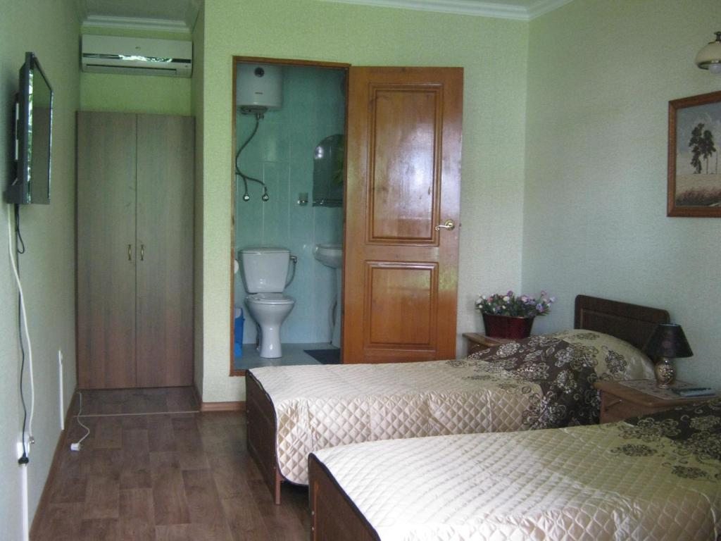 Двухместный (Двухместный номер с 2 отдельными кроватями и дополнительной кроватью) гостевого дома Артем, Адлер