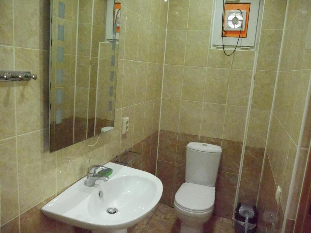 Трехместный (Трехместный номер с собственной ванной комнатой) гостевого дома Мимоза, Адлер