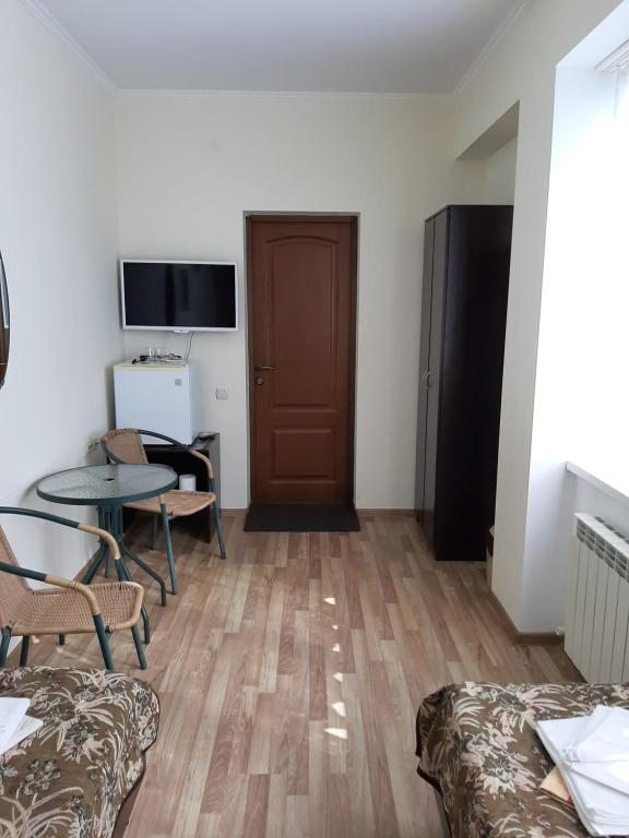 Двухместный (Двухместный номер с 2 отдельными кроватями и общей ванной комнатой на этаже) гостевого дома Деметра, Лазаревское