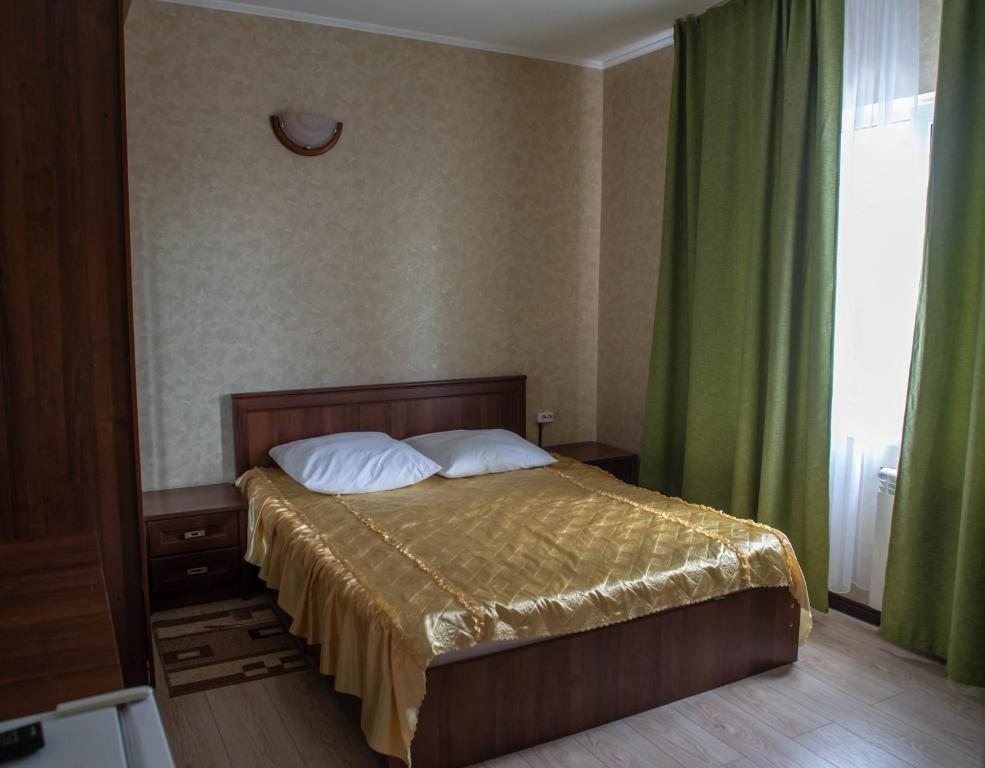 Трехместный (Трехместный номер с 1 двуспальной кроватью и 1 диваном-кроватью) гостевого дома Жемчужина, Лазаревское