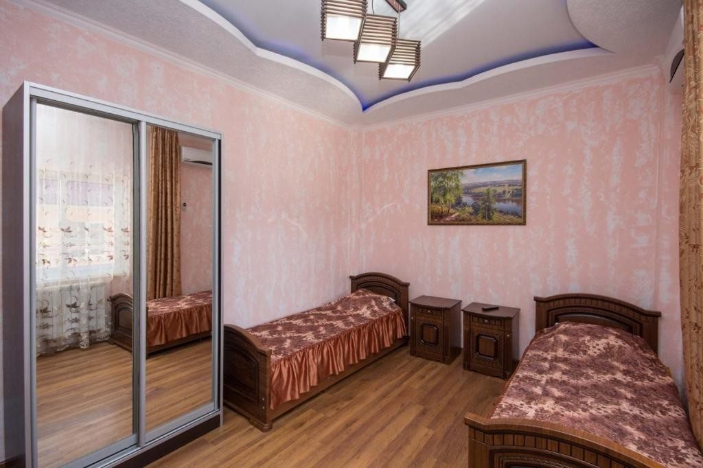Двухместный (Небольшой двухместный номер с 2 отдельными кроватями) мини-отеля Романтика, Адлер