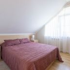 Двуспальная кровать шириной 140 см.