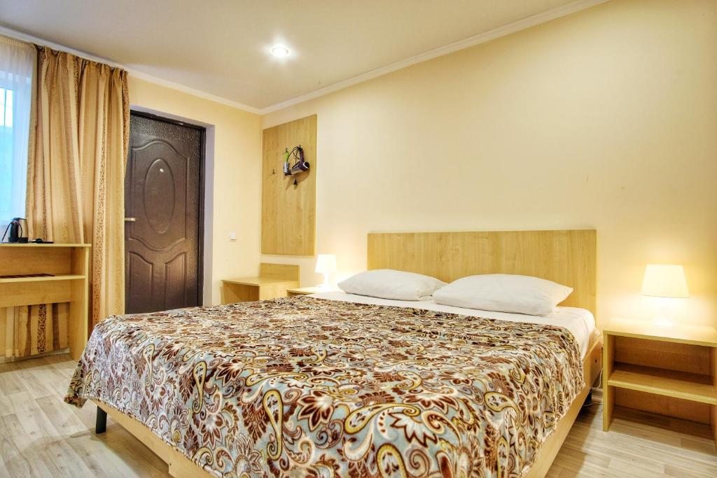 Двухместный (Улучшенный двухместный номер с 1 кроватью или 2 отдельными кроватями) гостевого дома Любаша, Адлер