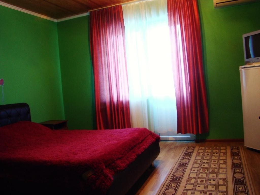 Двухместный (Улучшенный двухместный номер с 1 кроватью) мини-гостиницы Алисия, Лазаревское