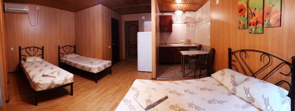Четырехместный (Улучшенный четырехместный номер) мини-гостиницы Алисия, Лазаревское