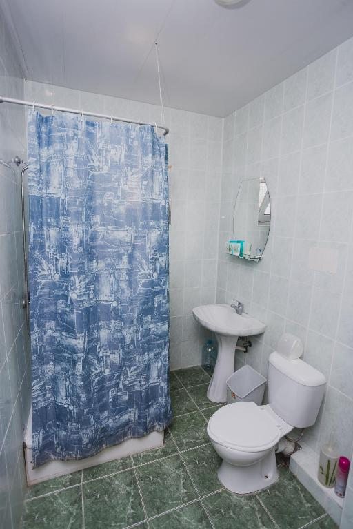 Трехместный (Трехместный номер с основными удобствами и общей ванной комнатой) гостевого дома Чёрное море, Адлер