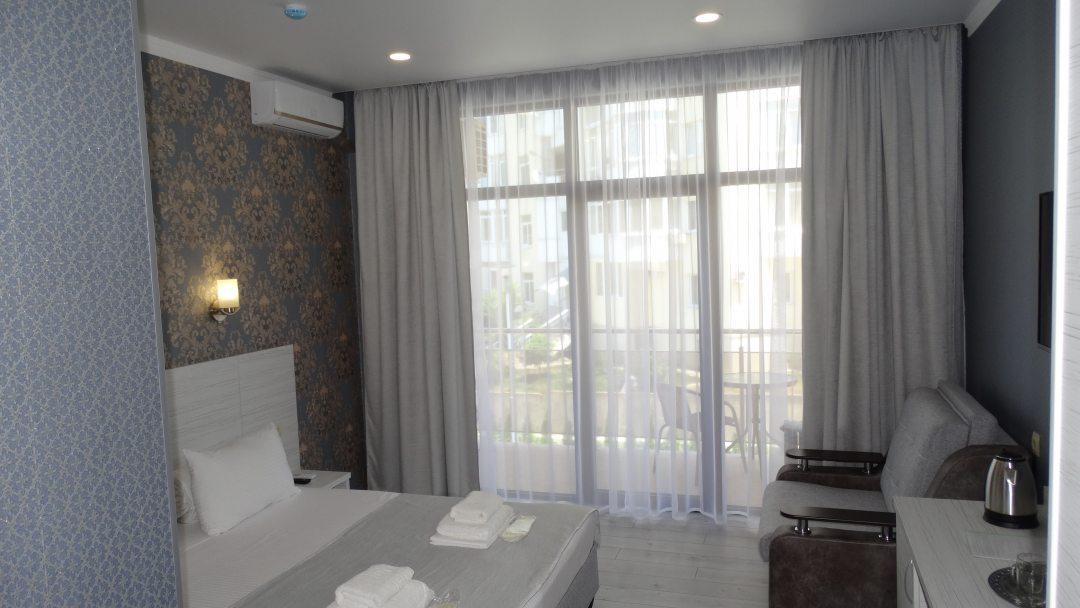 Двухместный (Двухместный номер с 1 двуспальной или 2 односпальными кроватями с балконом) гостиницы Слон, Лазаревское