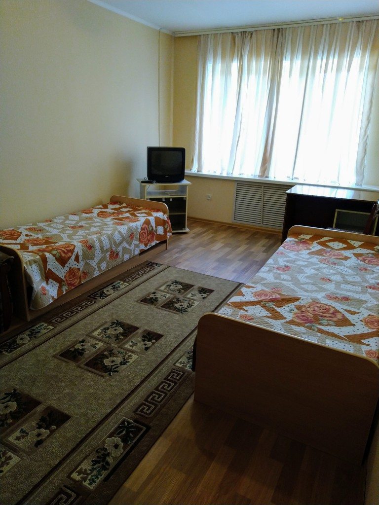 Трехместный (Кровать в 3-местном мужском номере) апарт-отеля и хостела Сосны, Сургут