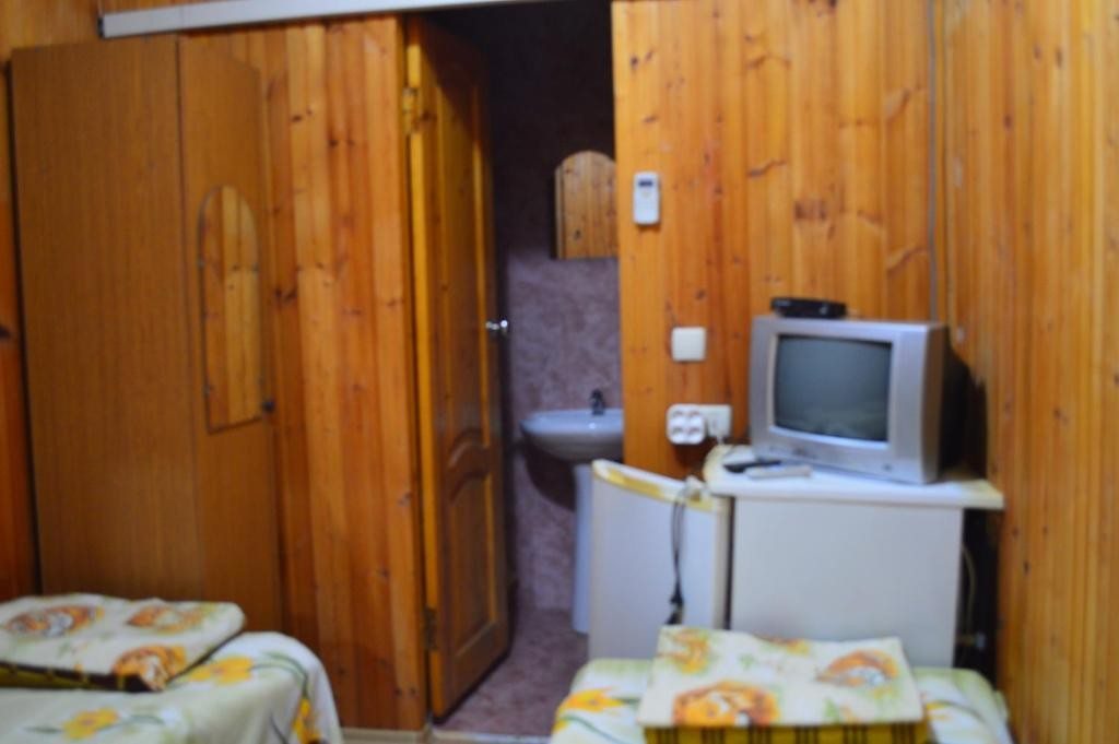 Двухместный (Двухместный номер с 2 отдельными кроватями и ванной комнатой) гостевого дома На Школьной 32а, Архипо-Осиповка
