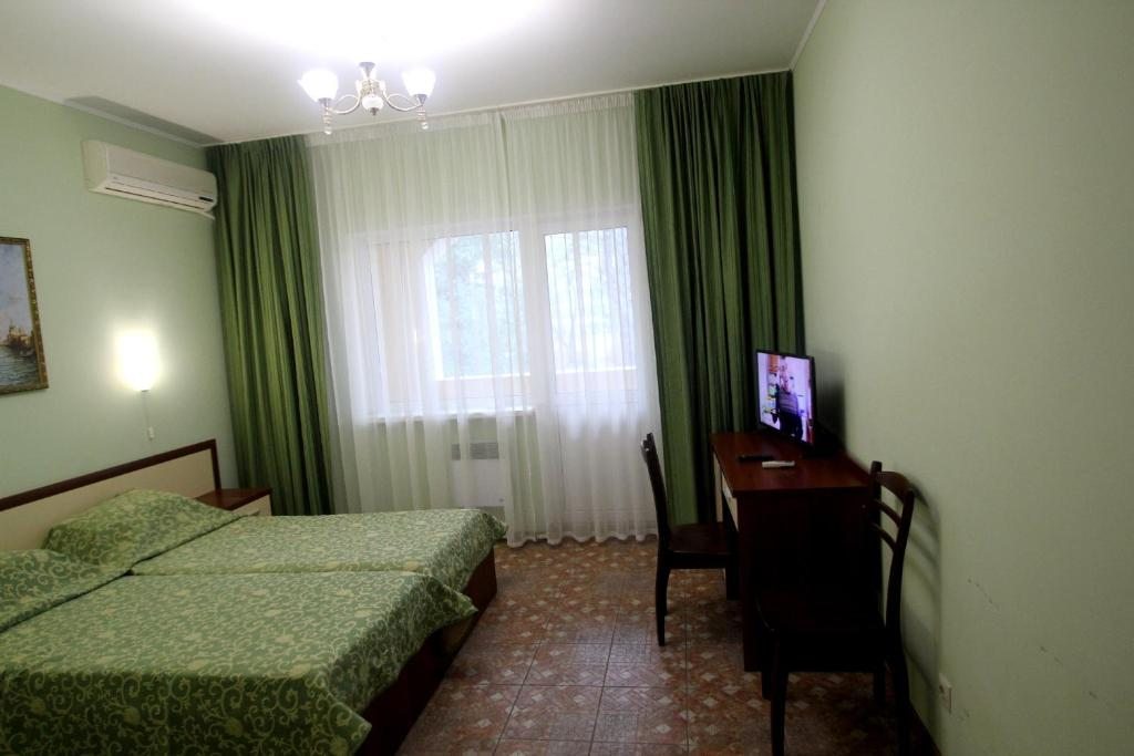 Двухместный (Двухместный номер Делюкс с 1 кроватью или 2 отдельными кроватями и балконом) гостевого дома Санталия, Архипо-Осиповка