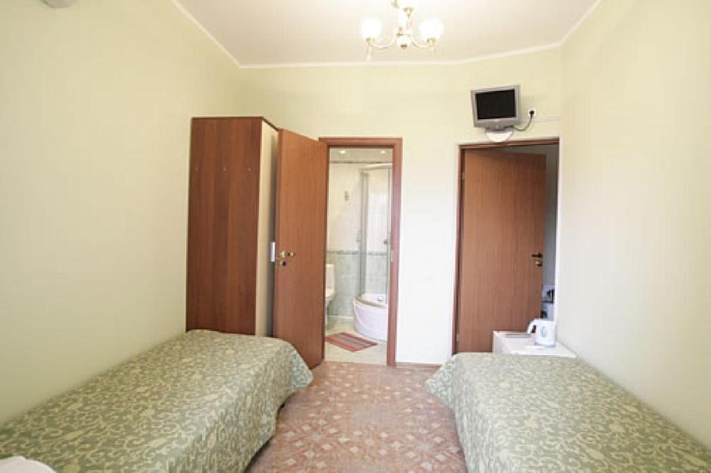 Двухместный (Двухместный номер с 1 кроватью или 2 отдельными кроватями и балконом) гостевого дома Санталия, Архипо-Осиповка