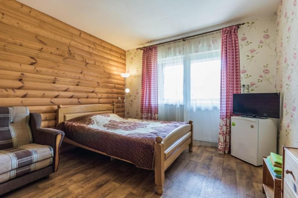 Двухместный (Двухместный номер с 1 кроватью и балконом (для 2 взрослых и 1 ребенка)) отеля Югоморье, Архипо-Осиповка