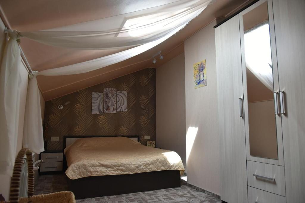 Двухместный (Двухместный номер с двуспальной кроватью и дополнительной кроватью) гостевого дома Иволга, Касимов