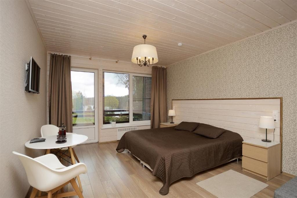 Двухместный (Улучшенный двухместный номер с 1 кроватью или 2 отдельными кроватями, вид на озеро) парк-отеля Хутор Ярви, Лахденпохья