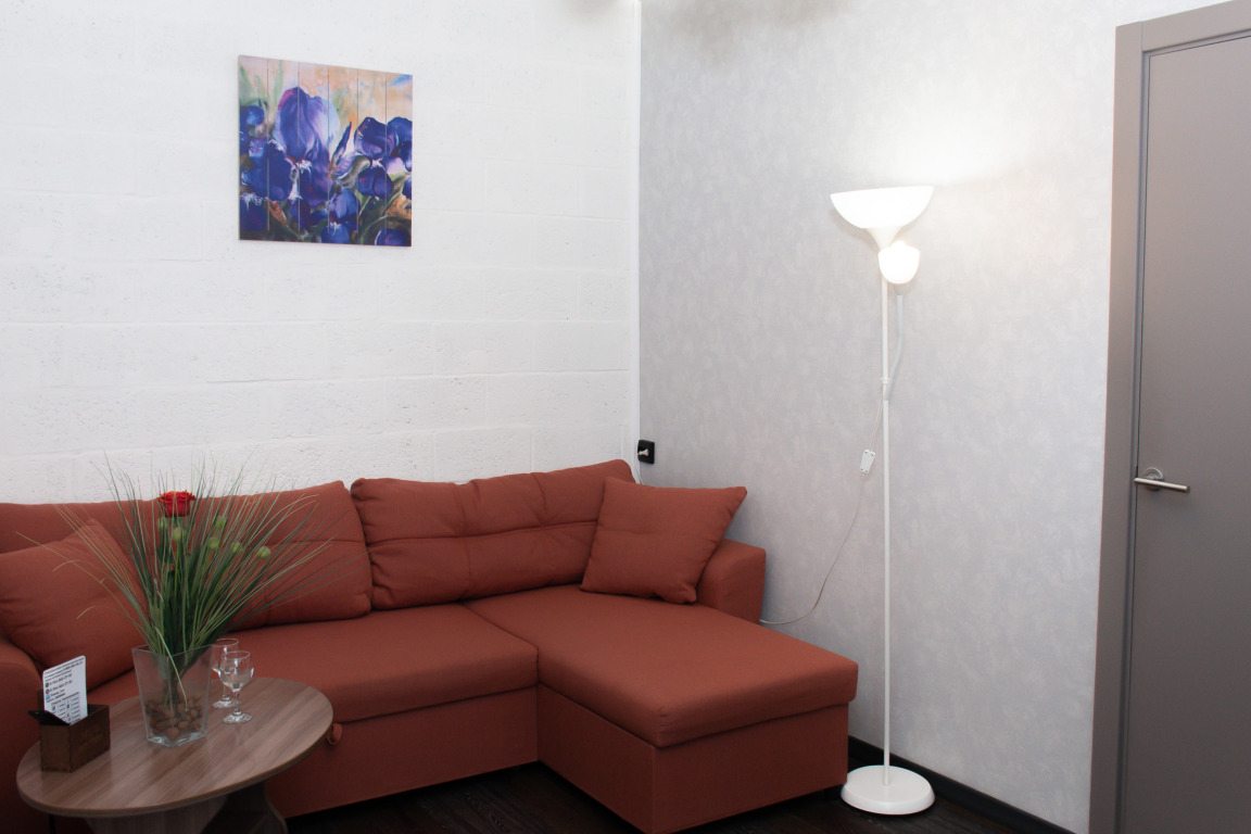 Диван в номере категории Люкс