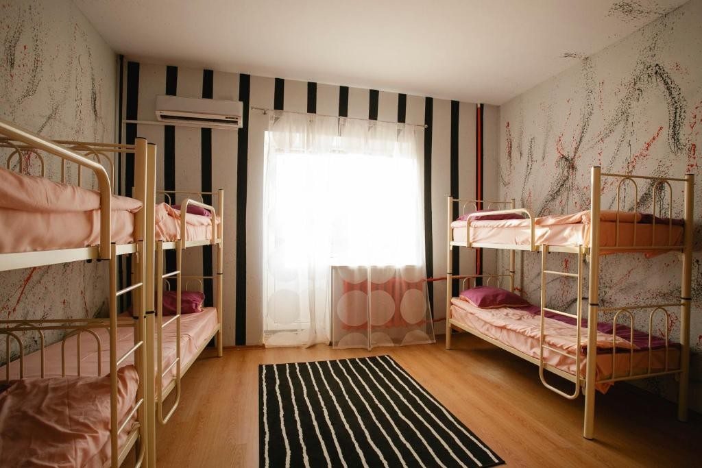 Номер (Кровать в общем номере для мужчин и женщин с 10 кроватями) хостела Крыша, Белгород