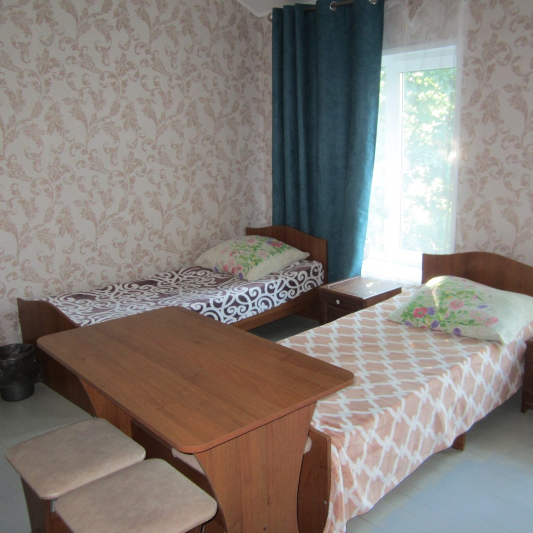 Трёхместный и более (четырехместный с четырьмя отдельными кроватями) гостевого дома Виктория, Барнаул