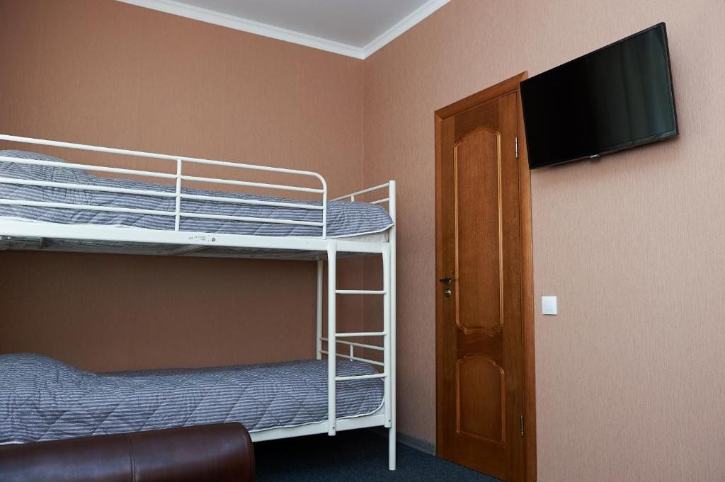 Двухместный (Стандартный номер с 2 односпальными кроватями и диваном №12) гостиницы Дмитров Град