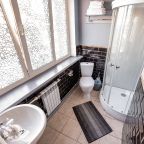 В санузле есть полотенца, мыло, гель, шампунь, зубной набор