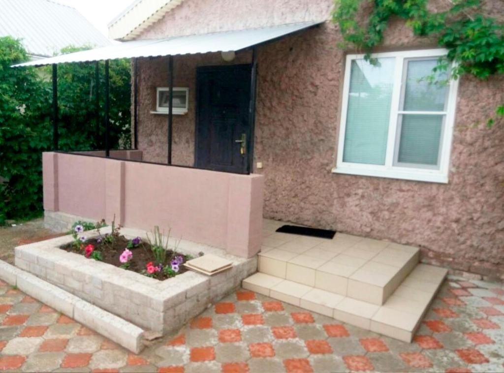 Номер (Бунгало с видом на сад) гостевого дома Морской бриз, Должанская
